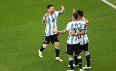 半场-梅西点射劳塔罗两进球被吹越位 阿根廷1-0领先沙特