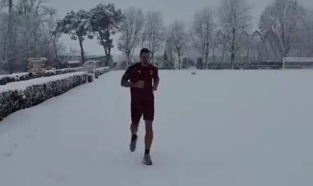 伊布身穿短袖短裤在大雪中跑步：试着来阻止我