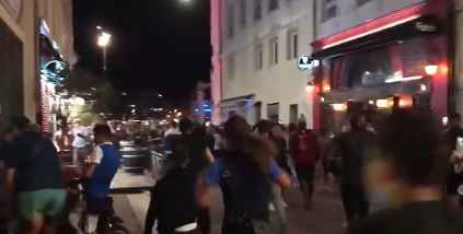 真·死敌！巴黎欧冠决赛失利，马赛球迷涌上街头疯狂庆祝