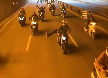 武磊晒视频：球迷摩托车大队助阵西班牙人