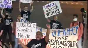 美国游行队伍围堵NBA媒体巴士：举拍“詹威和我们站一起”