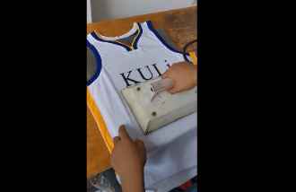 库里看了会流泪..一名小学生在勇士球衣上印了“KULI”