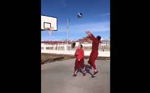 别的不说拜佛肯定强！藏族僧人对于篮球的喜爱之路