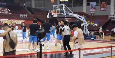 辽篮球员来到广东vs北京的比赛现场