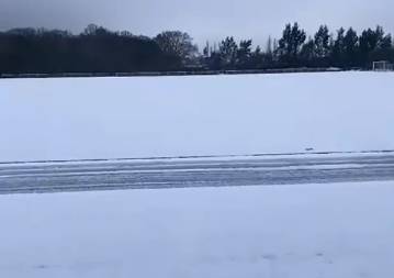 太憨憨了！加扎尼加开雪地车托着“担架雷吉隆”