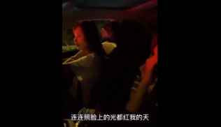 小七晒和美娜下班开车视频 调侃被红灯照“可能咱俩人红吧”