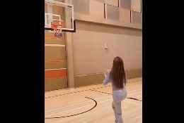 小姐姐晒视频：打篮球的女孩儿最美吼吼