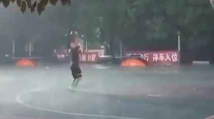 大雨也无法阻止我对篮球的热爱