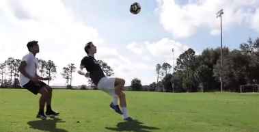 足球教学宝典 一脚触球如何击败防守球员