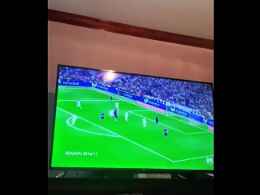 扎心了！球迷拥抱电视中梅西绝杀皇马举球衣画面